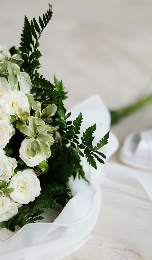 Свадебный букет роз с белыми туфлями