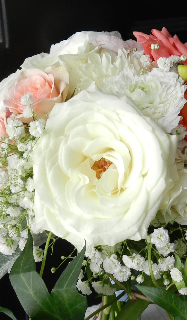 Свадебный букет с цветами роз, хризантем и лютиков