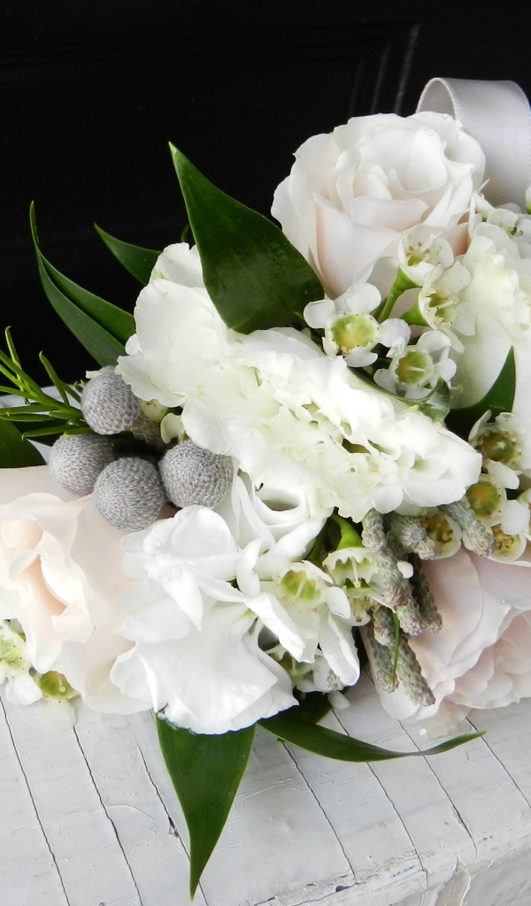 Свадебный букет с цветами розы и эустомы