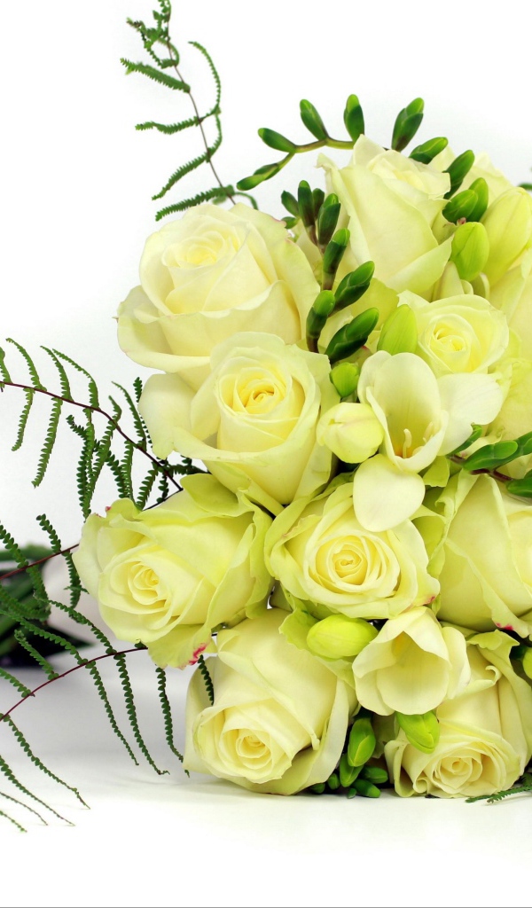 Белые цветы роз и фрезии в праздничном букете на белом фоне