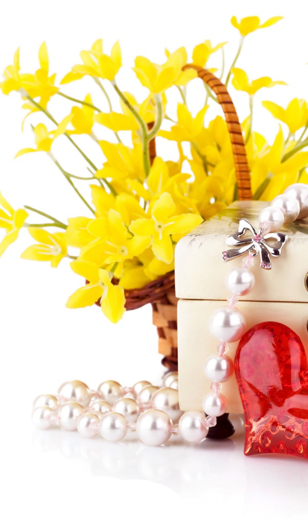 Желтые цветы с подарками на белом фоне