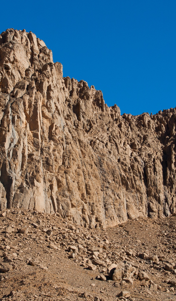 Скала под чистым голубым небом