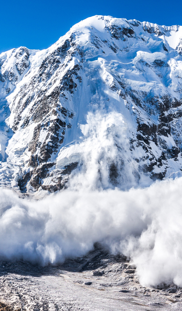 Снежная лавина сходит из заснеженных Альп, Швейцария 