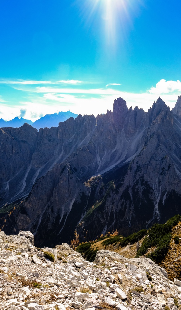 Яркое солнце в голубом небе над горами