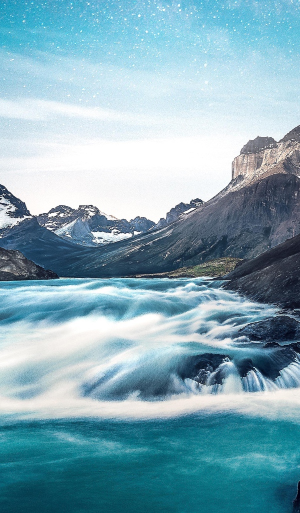 Быстрая река среди каменных горных берегов