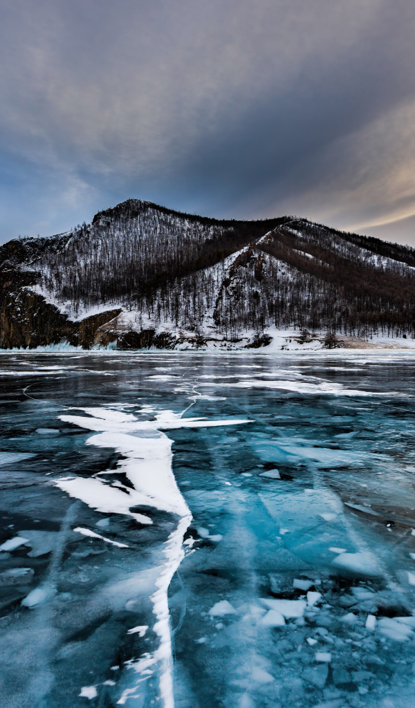 Покрытое льдом озеро Байкал на острове Ольхон, Россия
