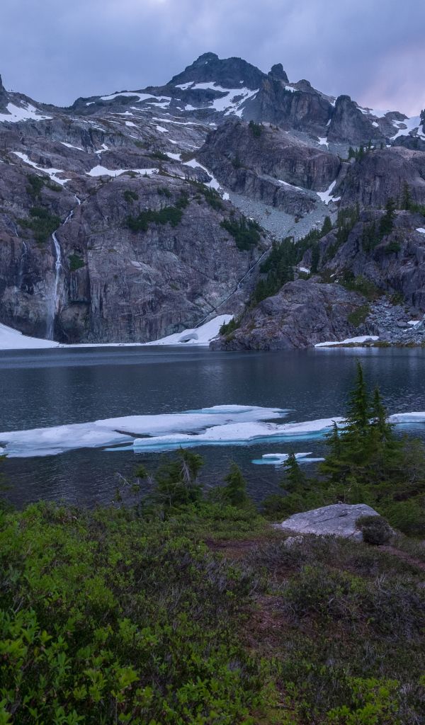 Озеро на фоне гор в национальном парке Глейшер. Канада