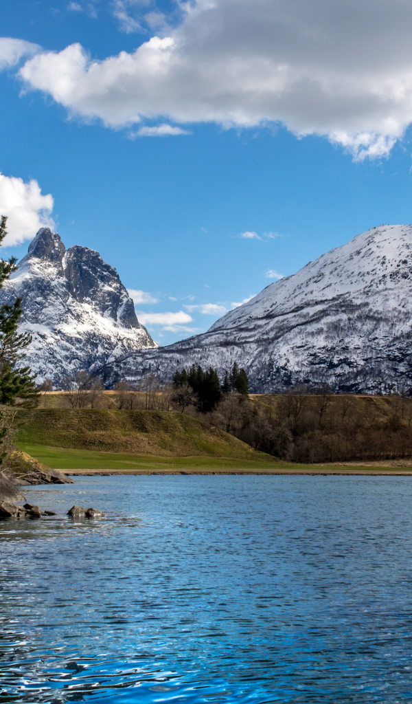 Горное озеро на фоне гор под красивым небом