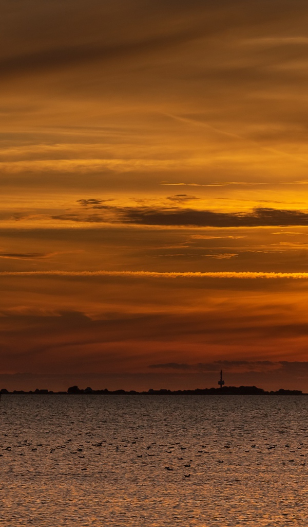 Спокойное море на фоне красивого неба на закате