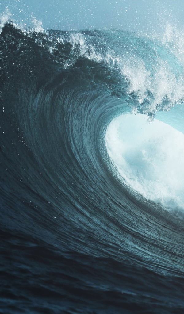 Высокая морская волна на фоне неба 