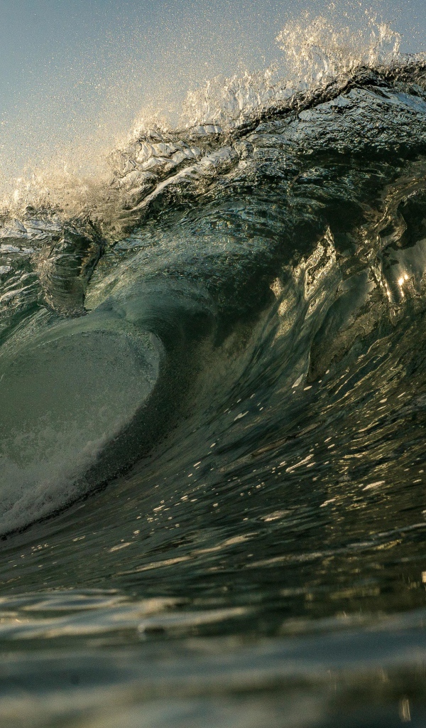 Высокая волна в море летом
