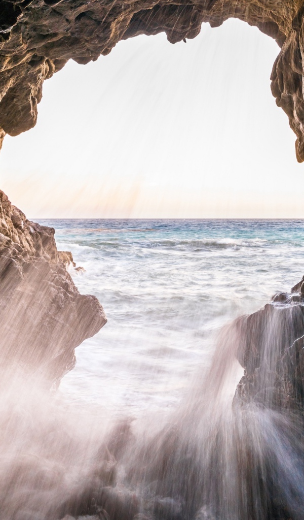 Брызги моря бьются о скалы