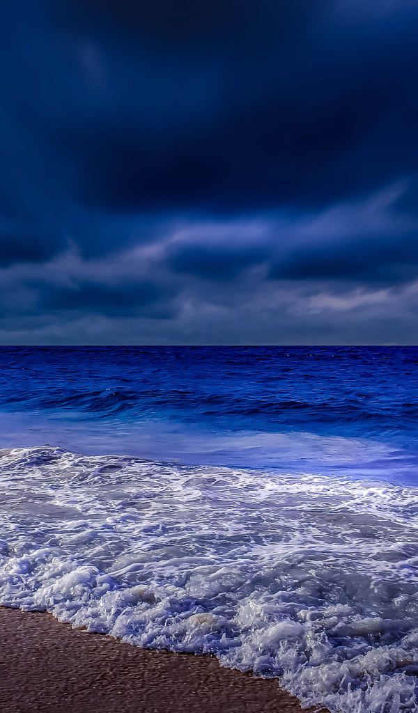 Ночь окутала морское побережье