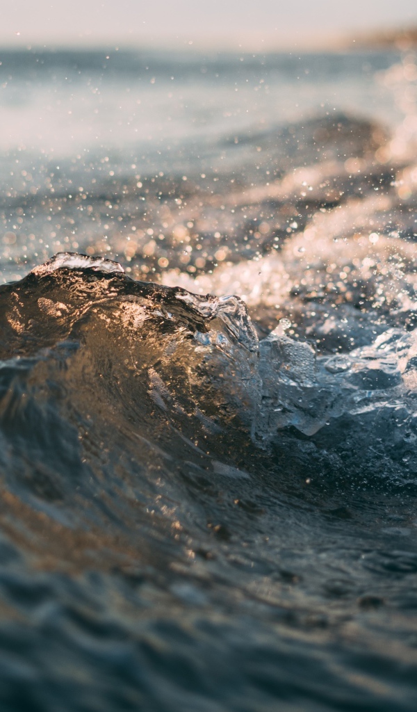 Бушующие морские волны у берега