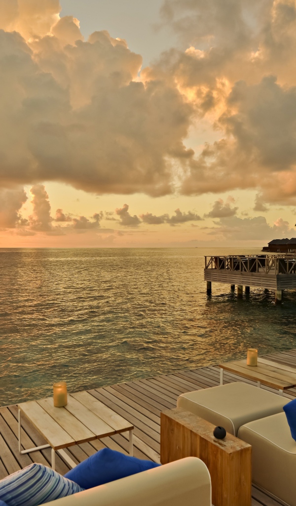 Красивый закат солнца на Мальдивах