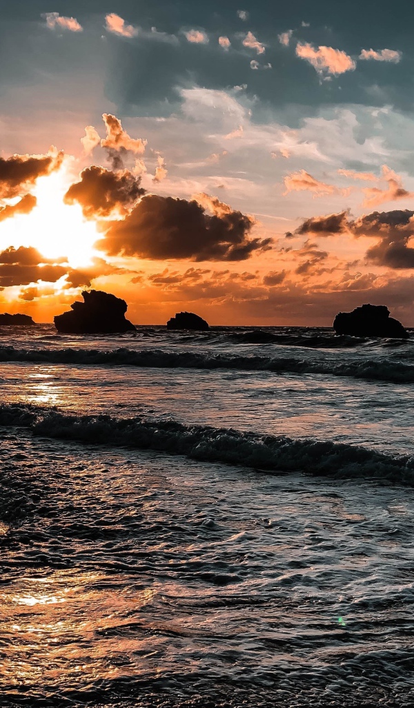 Красивый закат солнца в облачном небе над морем