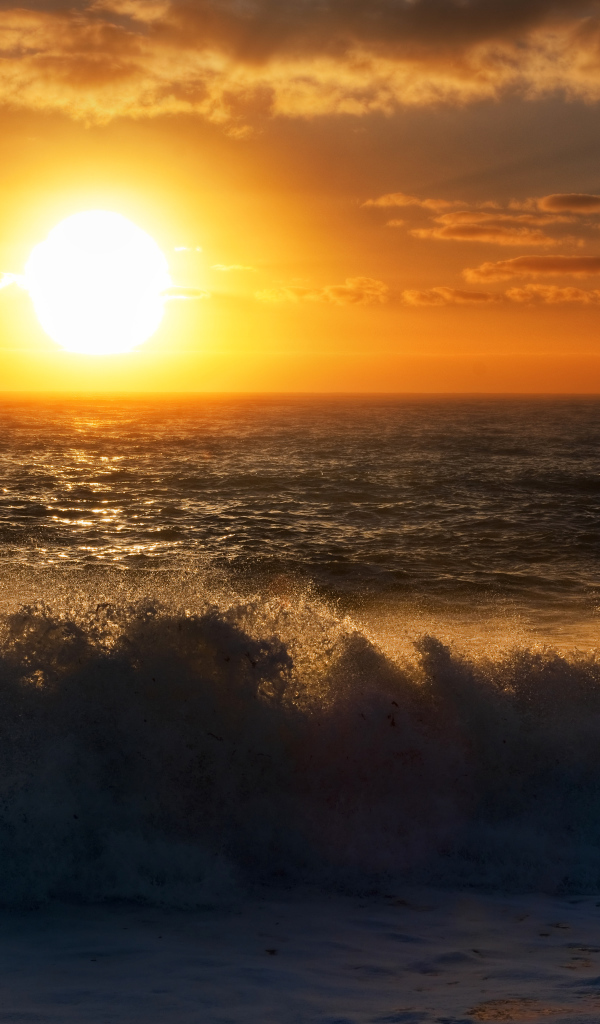 Красивый закат солнца в море 