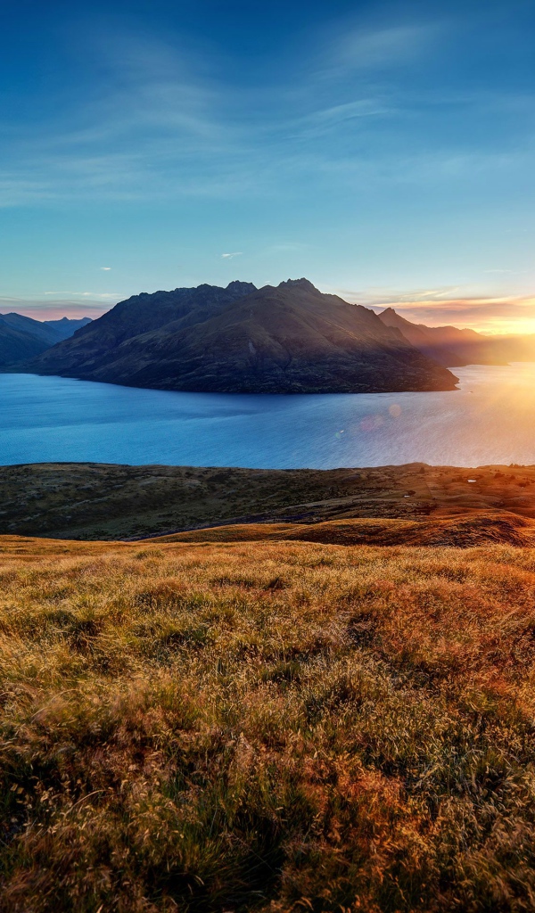 Рассвет над горами в голубом небе