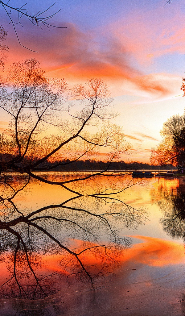 Розовый закат отражается в озере