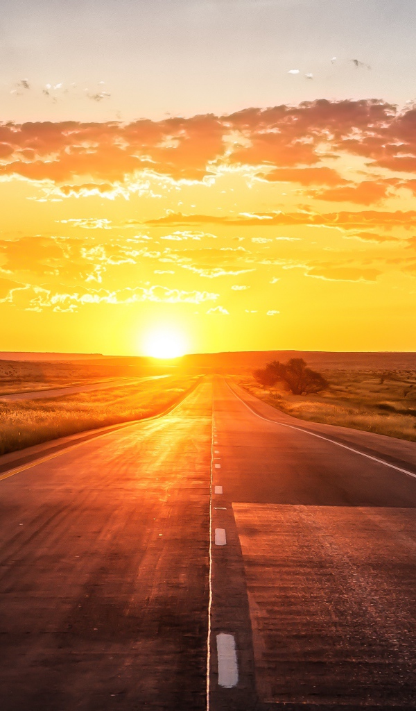 Ровная дорога на закате солнца 