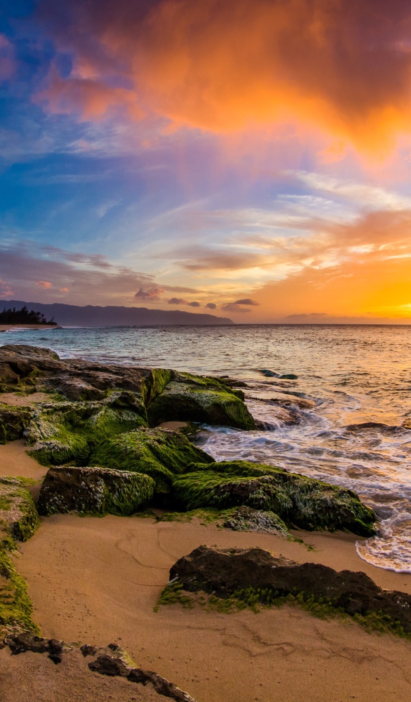 Каменный берег у моря на закате солнца