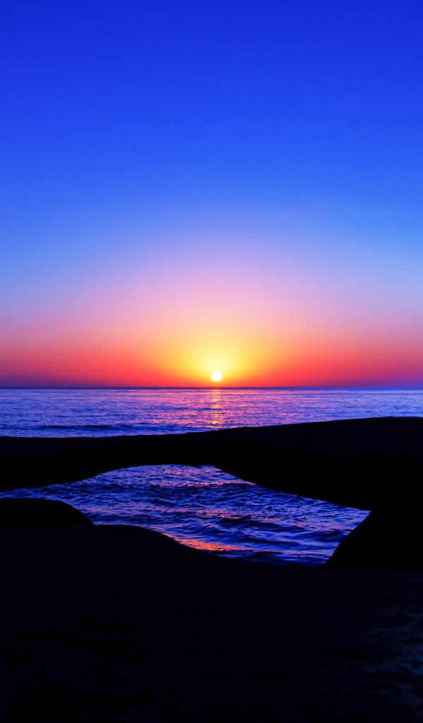 Закат солнца в голубом небе на морском горизонте 