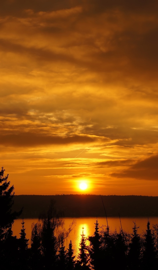 Закат солнца в небе над озером