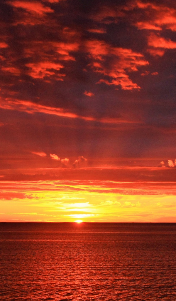 Закат солнца на горизонте в море 
