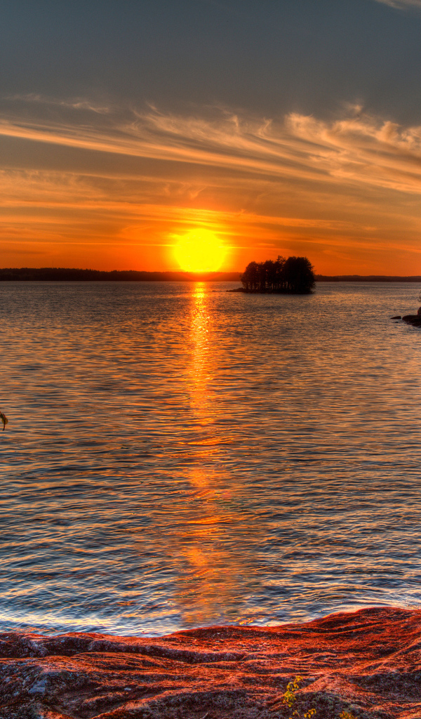 Закат солнца отражается в реке