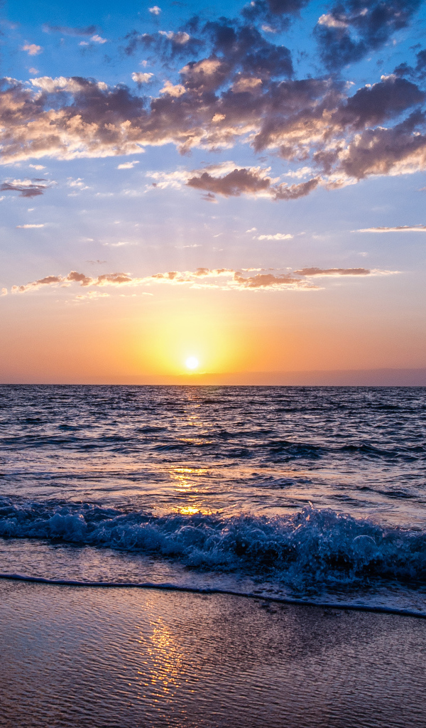 Закат солнца освещает морские волны