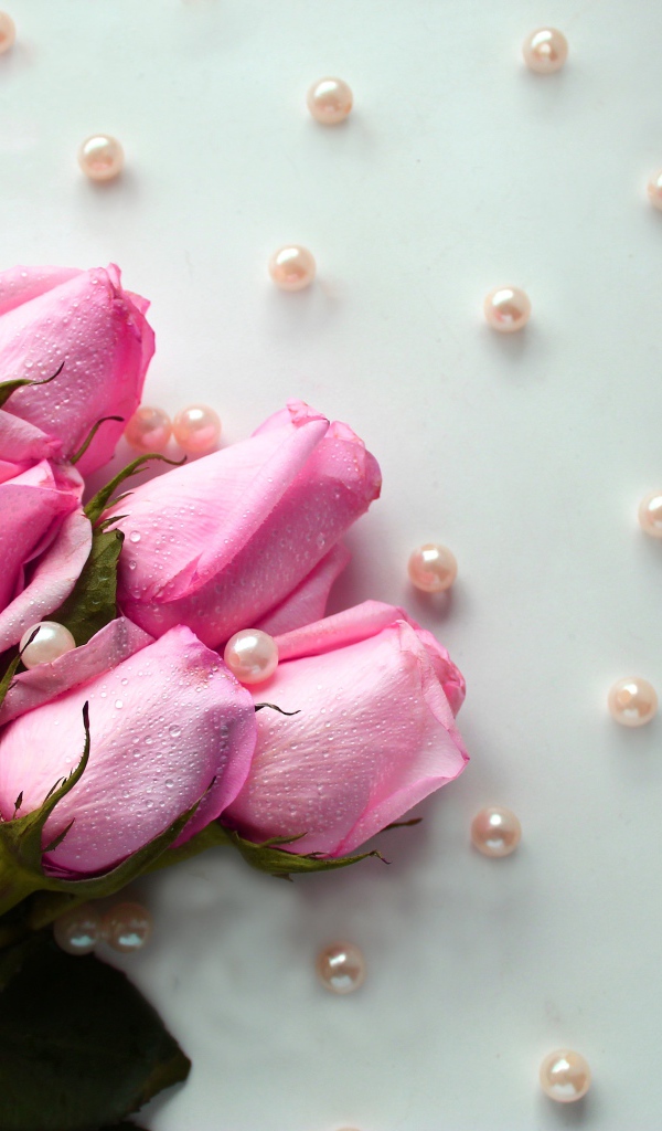 Букет розовых роз с бусинами