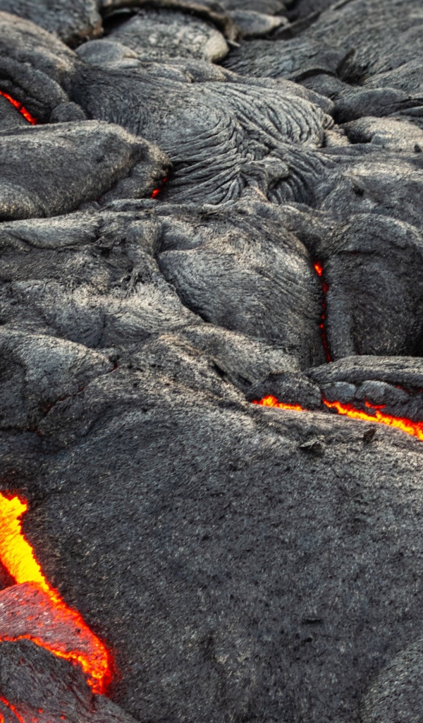 Лава пробивается сквозь трещины в вулкане 