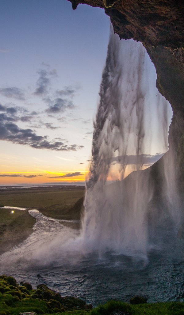 Красивый водопад Сельяландсфосс на закате, Исландия