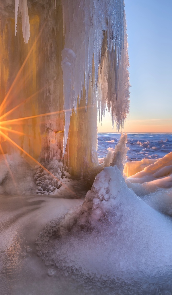 Заледеневший водопад с лучах яркого солнца