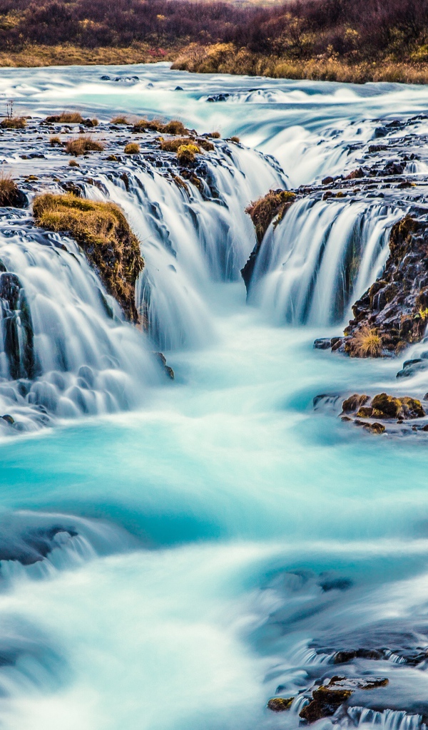 Быстрый водопад стекает с гор 