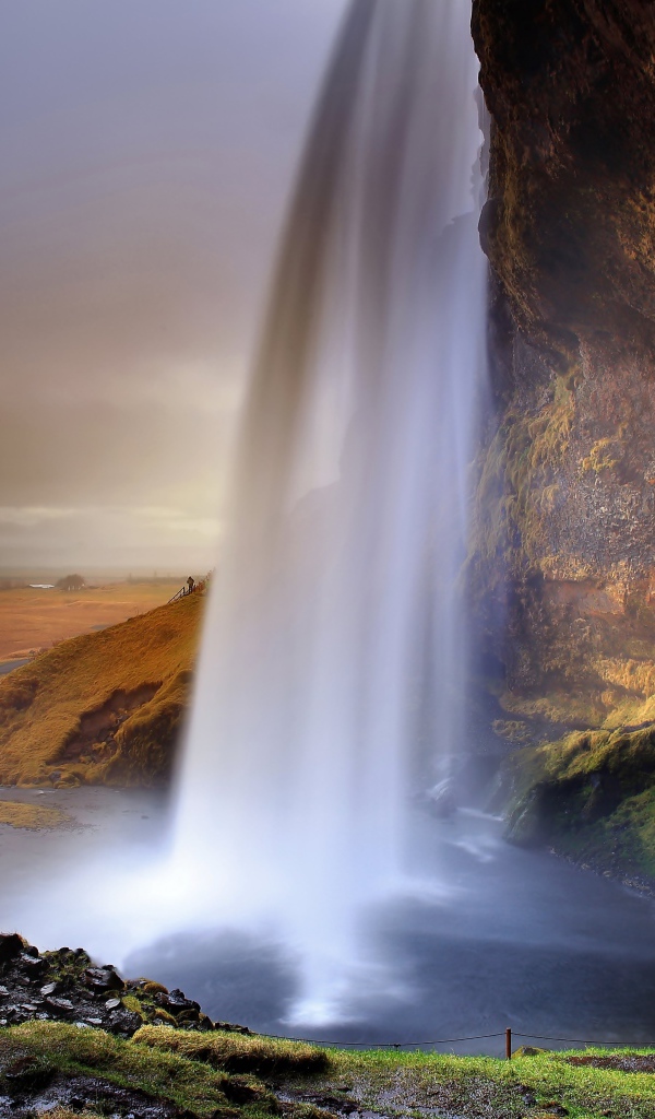 Живописный водопад Сельяландсфосс стекает со скалы, Исландия