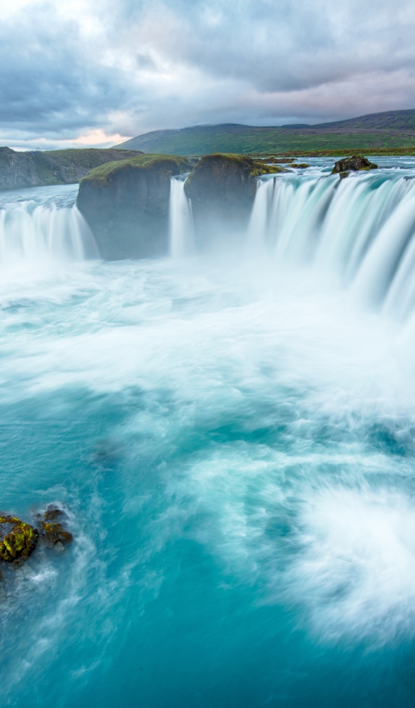 Быстрый водопад стекает со скалы 