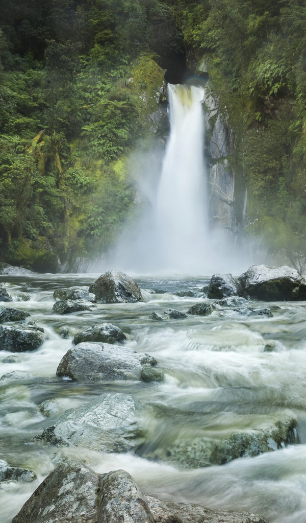 Водопад стекает по камням