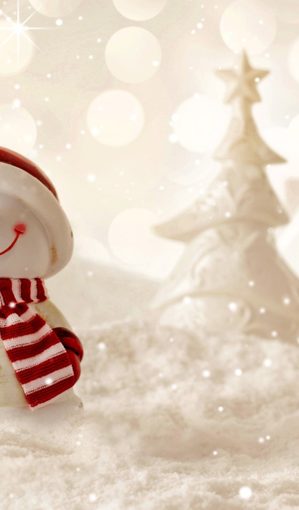 Улыбающийся снеговик стоит на белом снегу