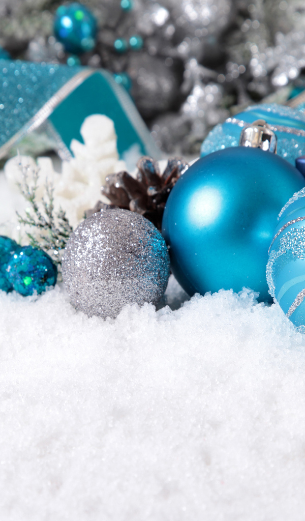 Красивые новогодние шарики на снегу на Новый год и Рождество 2019