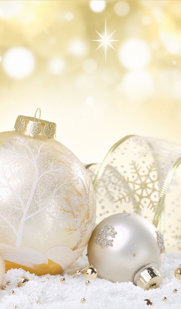 Красивые елочные шары с лентой на Новый год 2019 