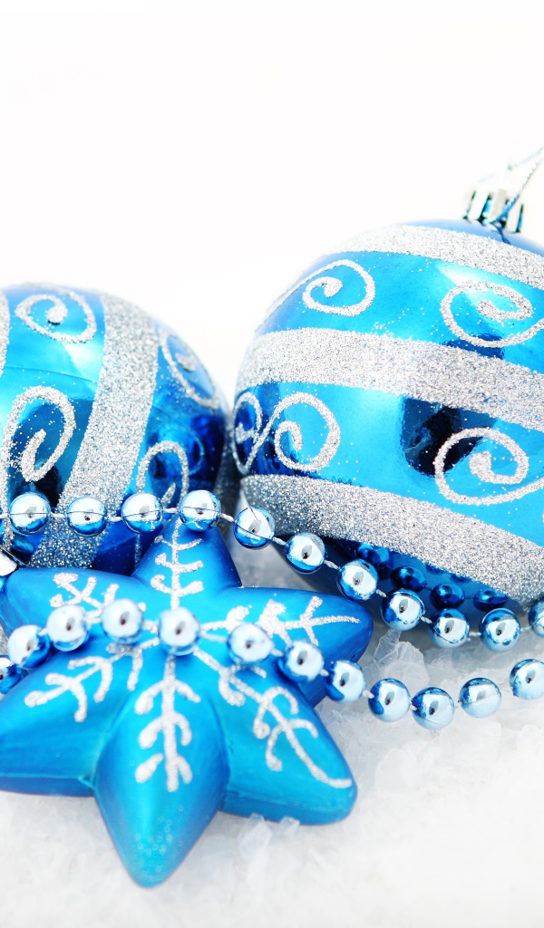 Красивые голубые елочные шарики со звездой и бусами на белом фоне