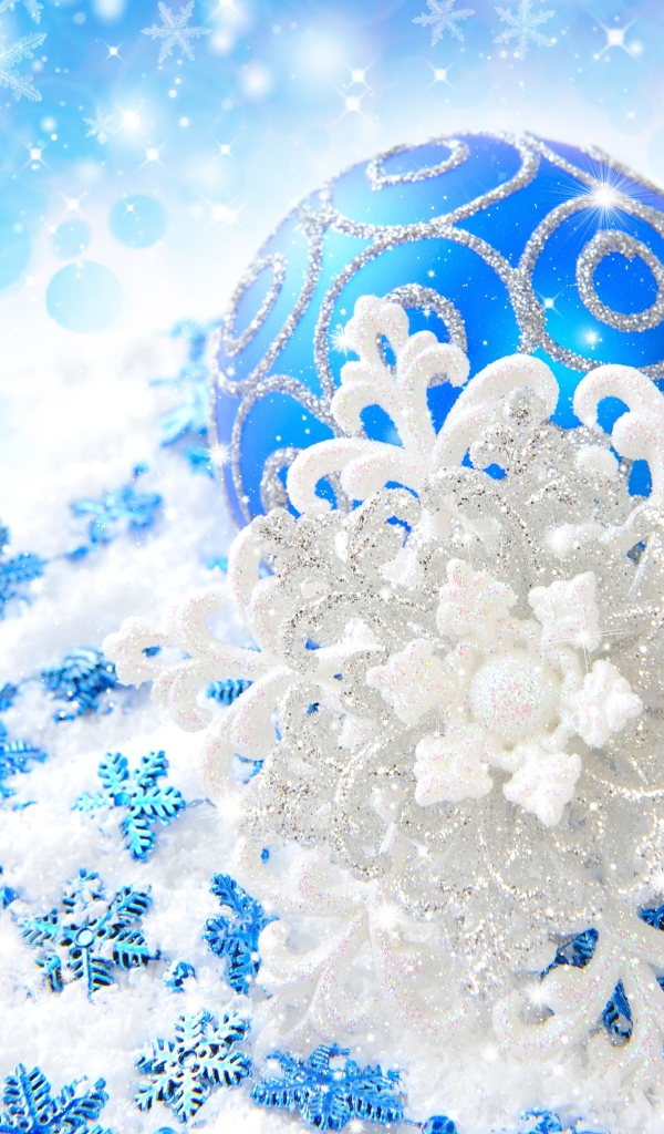 Красивые голубые шарики и блестящие снежинки украшения на новый год