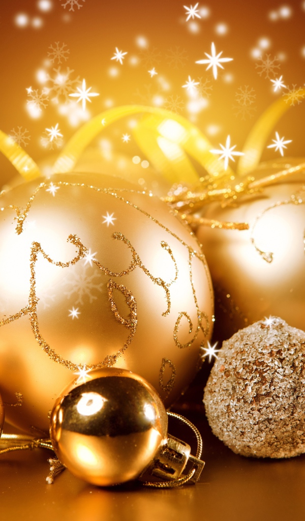 Красивые яркие золотые шары с лентами на Новый год 2019