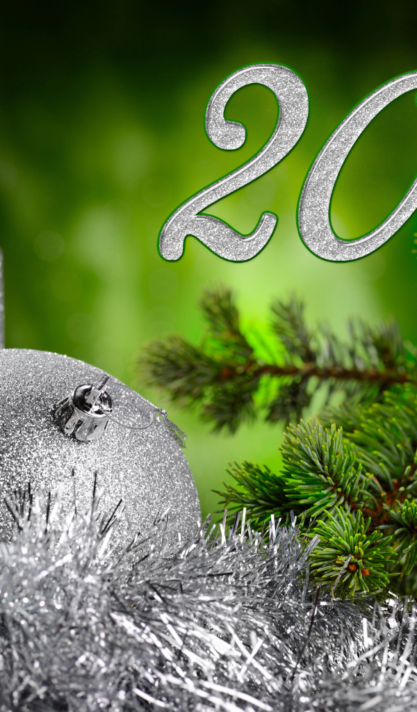 Красивый серебряный шар и свеча с еловой веткой на Новый год и Рождество 2019 