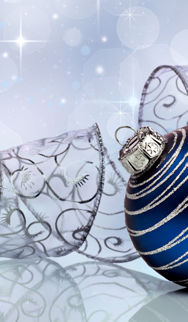 Большой голубой шар с лентой на сером фоне