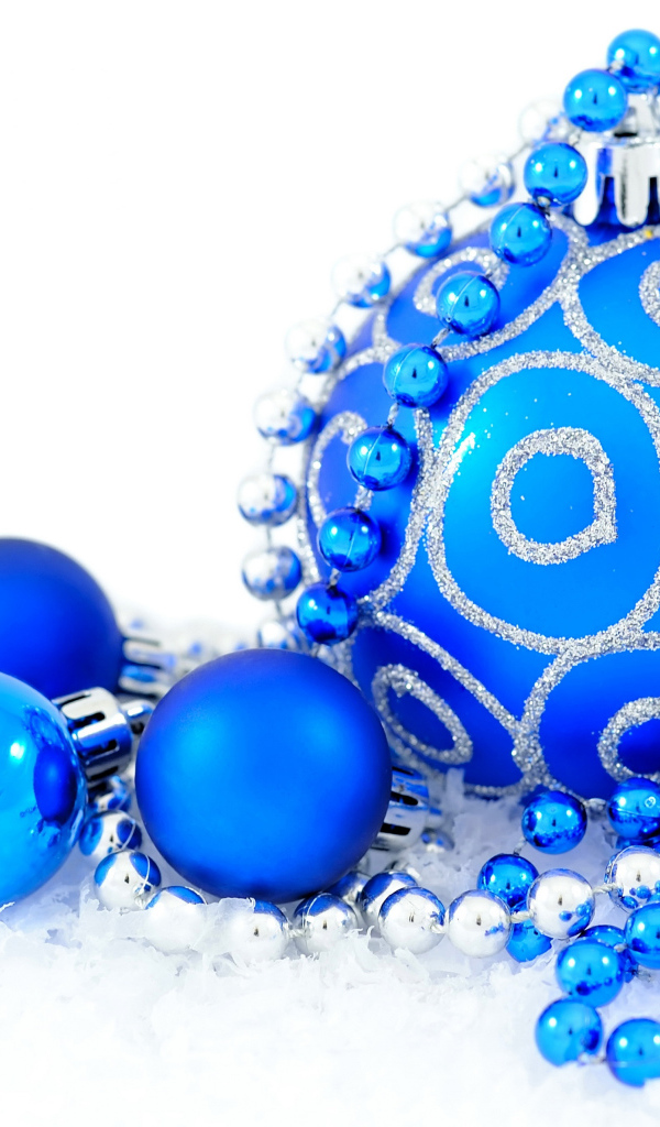 Голубые блестящие шарики с бусами на белом фоне на Новый год 