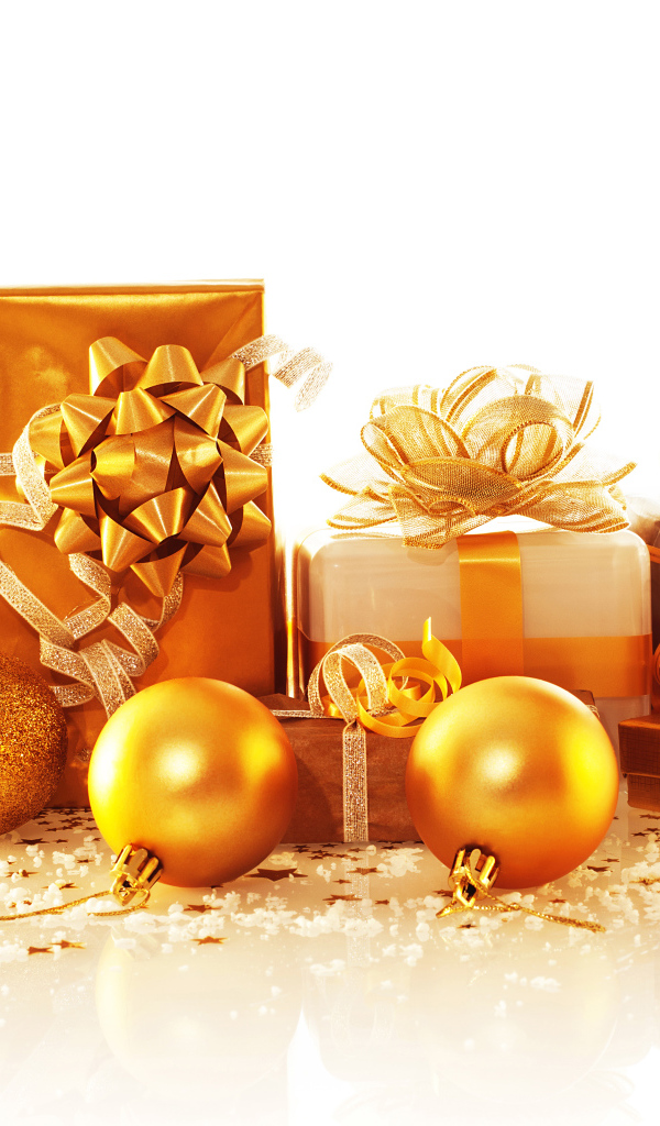 Коробки с подарками и золотыми елочными шарами на белом фоне