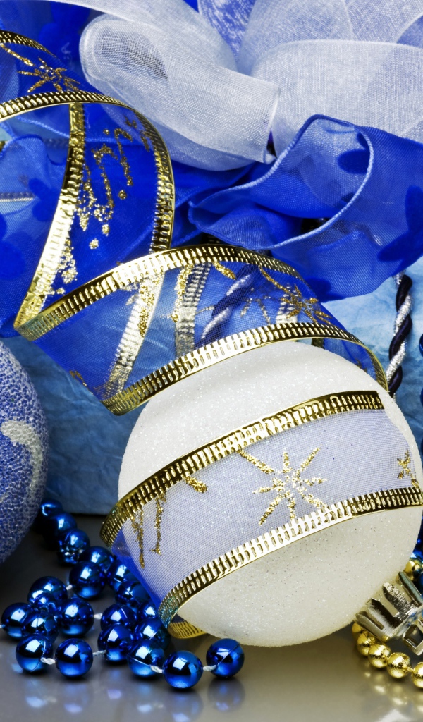 Елочные шары, подарок с лентой и свечи на Новый год 2019 