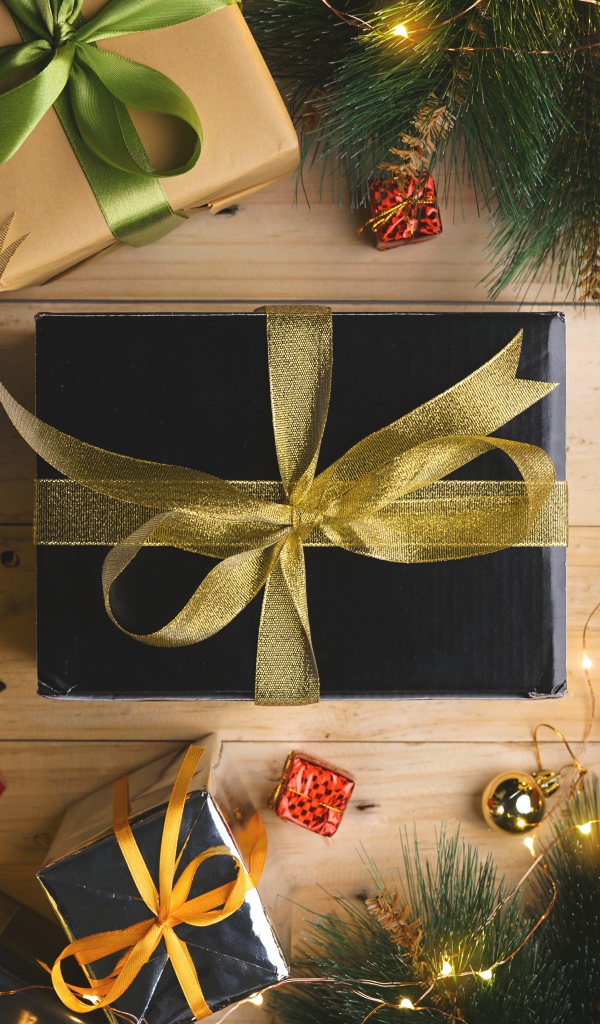 Новогодние подарки с еловыми ветками и гирляндой 